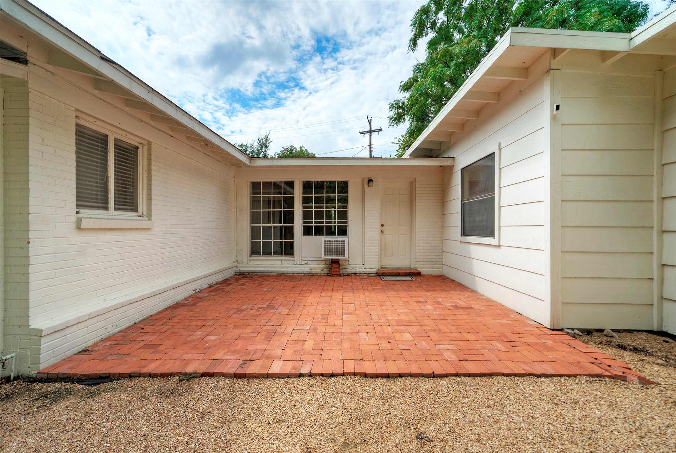 1803 Pearl Street Austin, TX 78701 - Photo 25 of 33 a backyard of a house