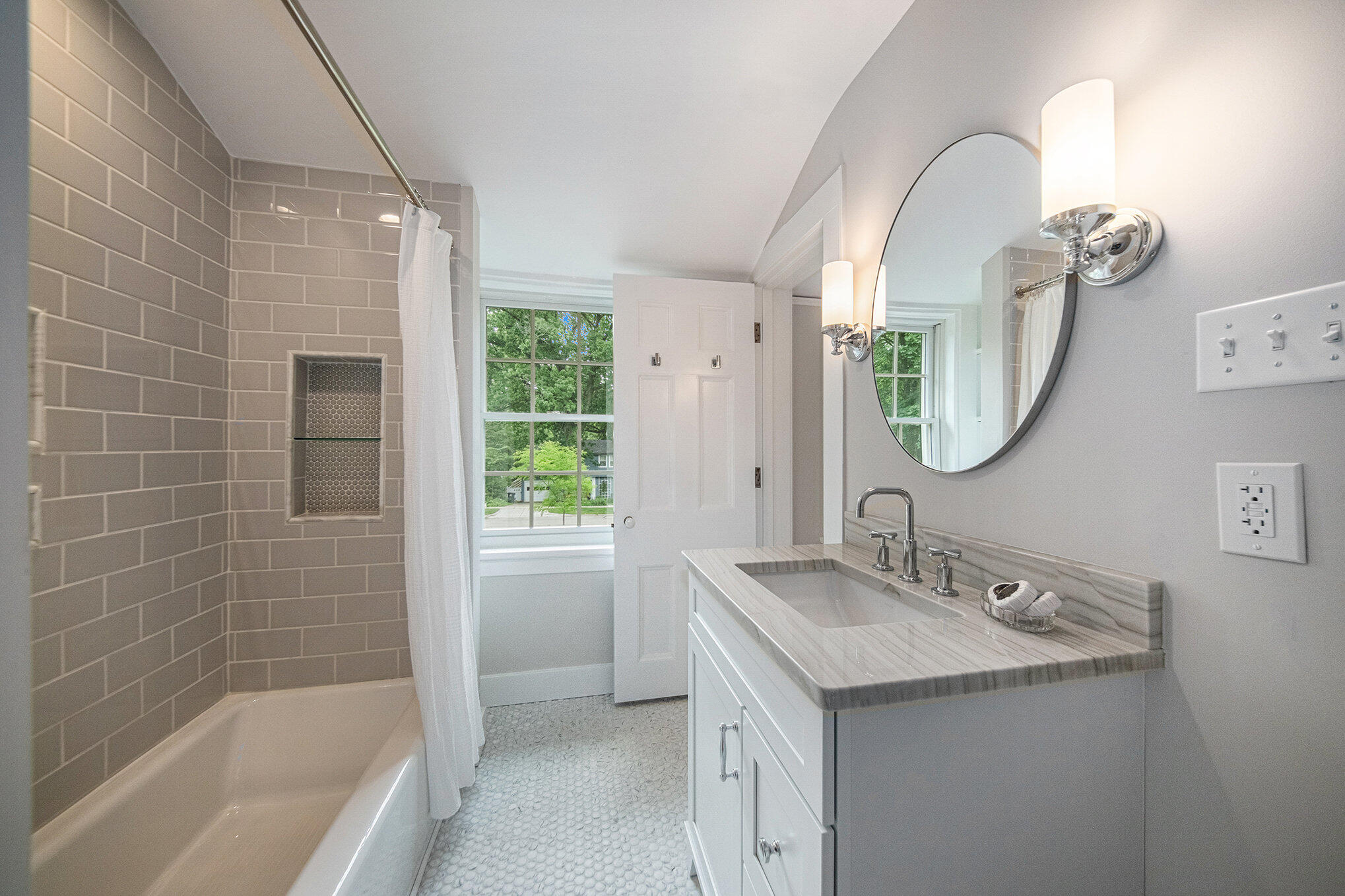 809 Berkshire Road Ann Arbor, MI 48104 - Photo 51 of 65 809 Berkshire - Full Bathroom