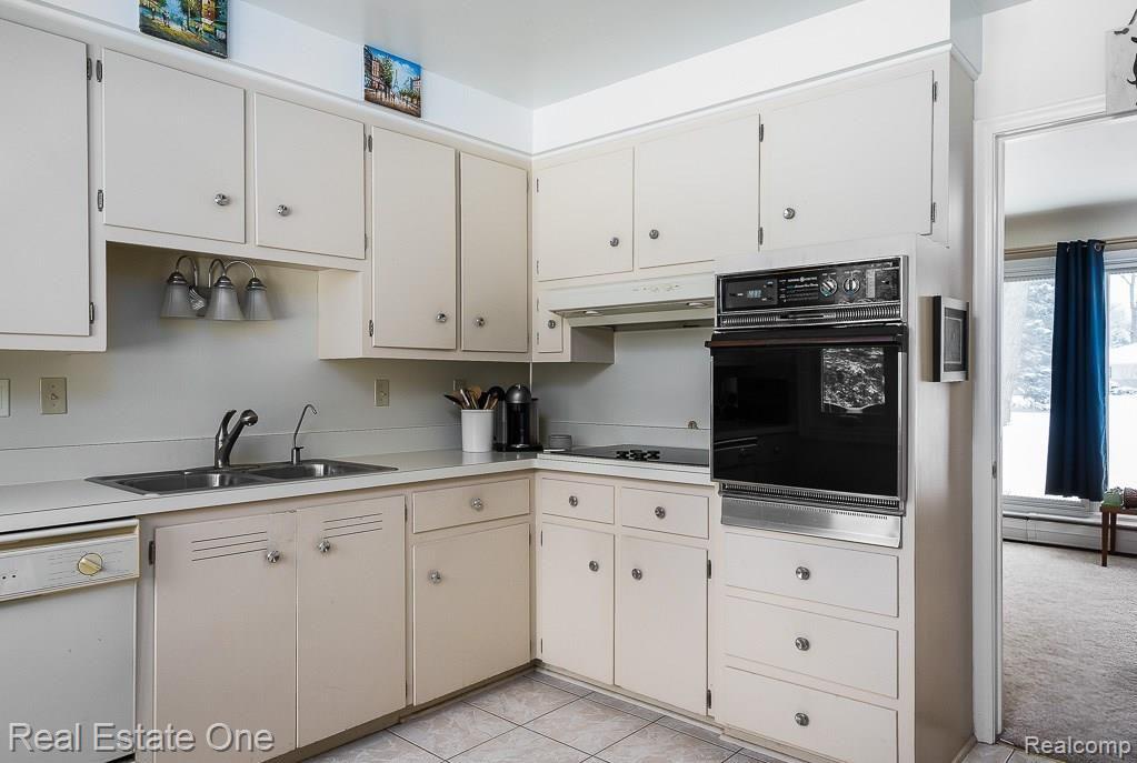 190 Wendelton Road Troy, MI 48084 - Photo 5 of 16 2 Kitchen 190 Wendelton, Troy MI, Koteles, 02-09-18-1026-Edit.jpg