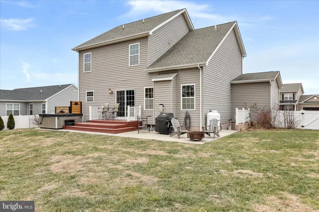 a view of a house with backyard