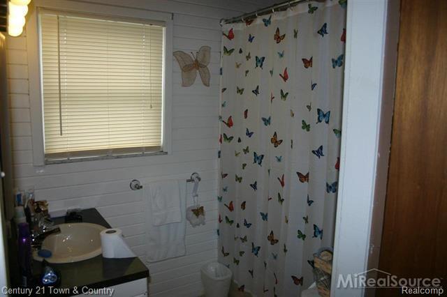 51480 Fairchild Road New Baltimore, MI 48051 - Photo 15 of 19 bath.jpg
