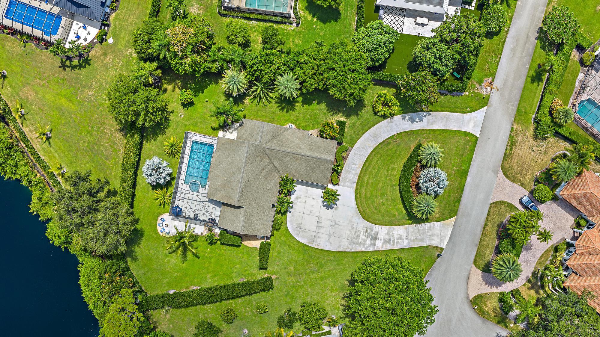 11 Loggerhead Lane Tequesta, FL 33469 - Photo 44 of 46 an aerial view of a house