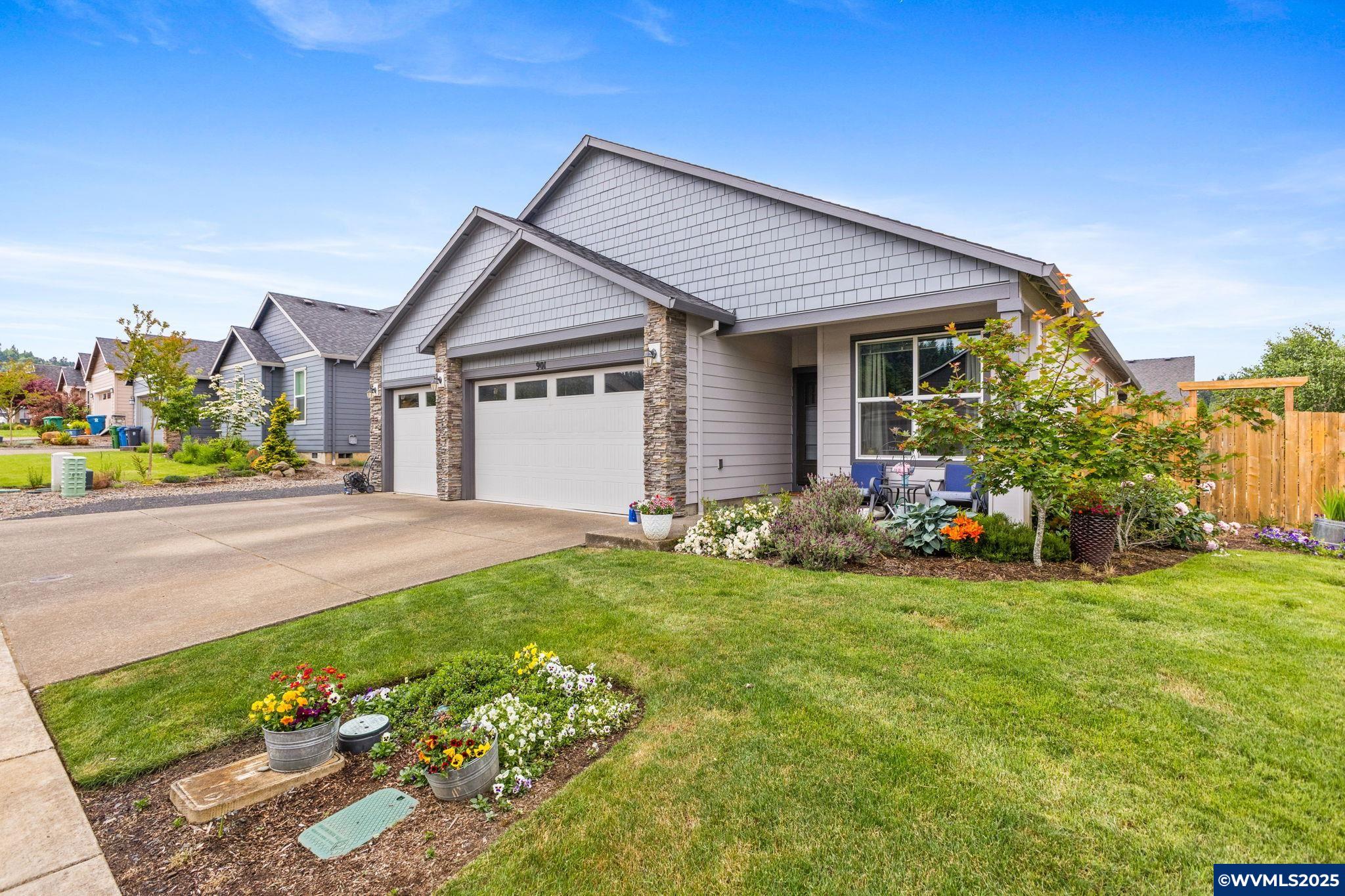 901 Riley Drive Northeast Silverton, OR 97381 - Photo 2 of 34