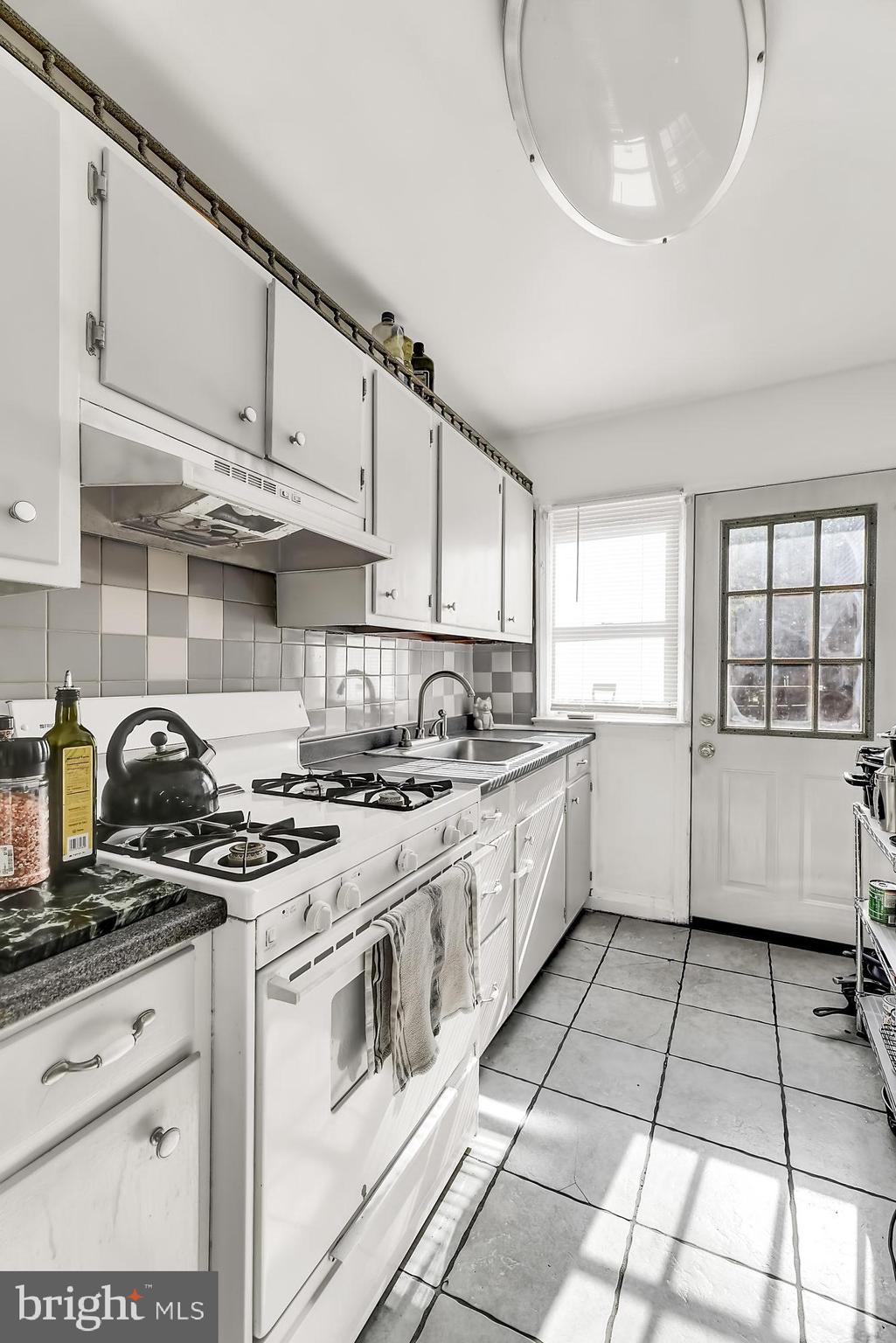 305 Grove Park Road Baltimore, MD 21225 - Photo 10 of 25 Gallery Image 10