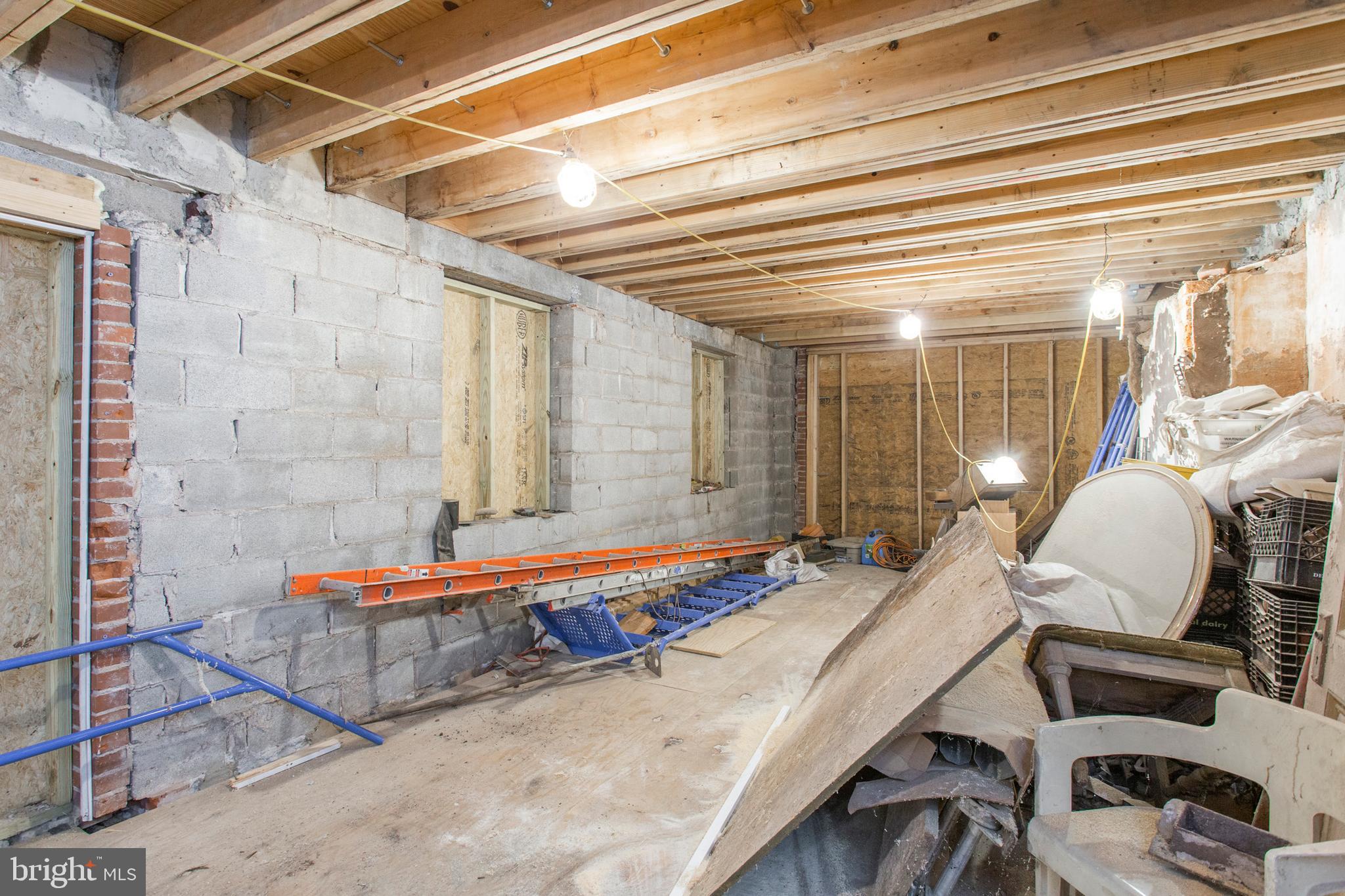 325 South 18th Street Philadelphia, PA 19103 - Photo 9 of 16 a living room with furniture