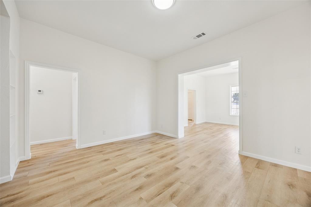 915 Centre Street Dallas, TX 75208 - Photo 10 of 28