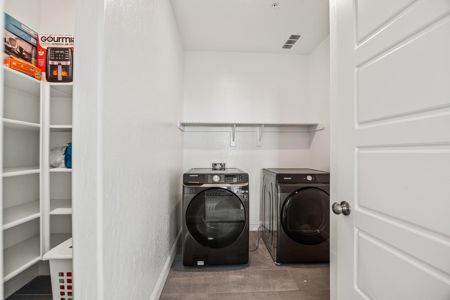 153 Boulder Drive Madera, CA 93636 - Photo 8 of 32 a utility room with dryer and washer