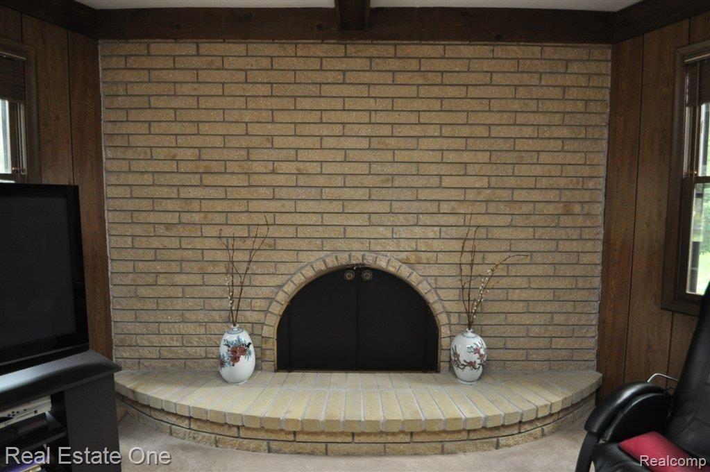 1698 North Kilburn Road Rochester, MI 48306 - Photo 22 of 43 Full Wall Natural Brick FP