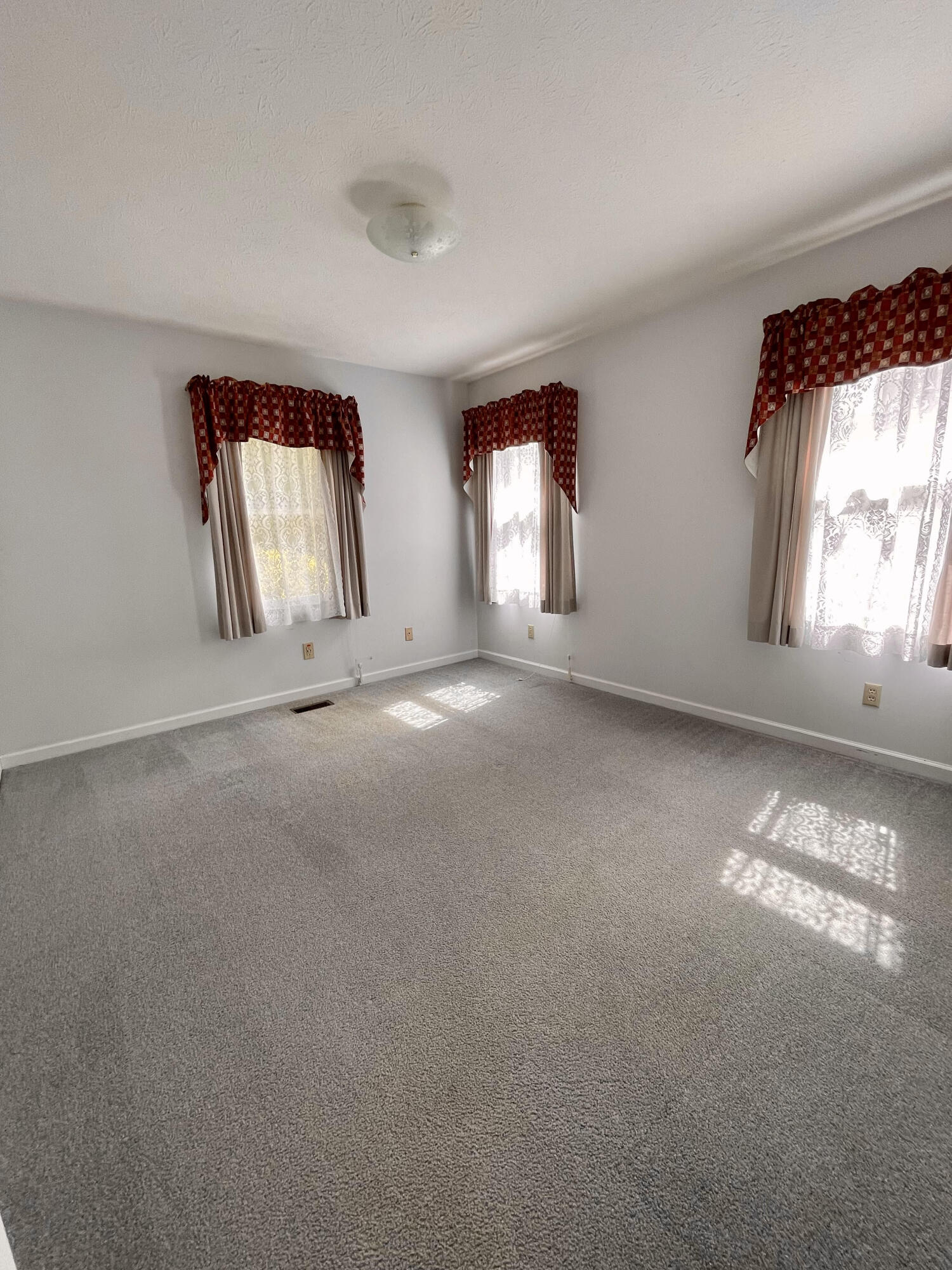 104 Mockingbird Lane Oak Ridge, TN 37830 - Photo 17 of 23 Natural Light