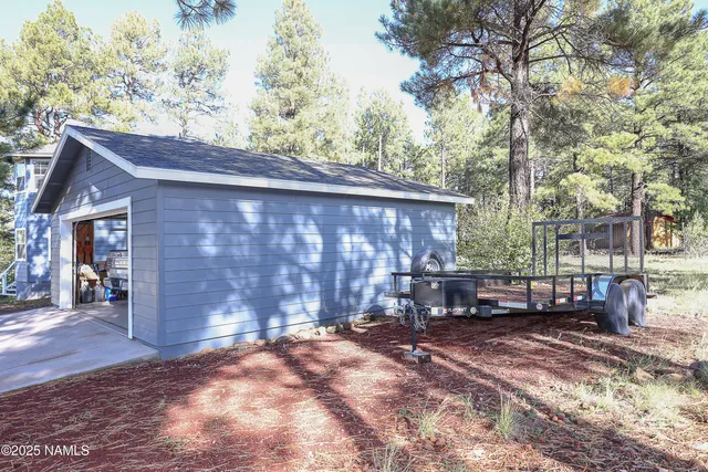 a view of a backyard