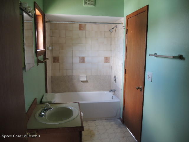 6990 Boston Road Cocoa, FL 32927 - Photo 19 of 26 a bathroom with a sink and a tub