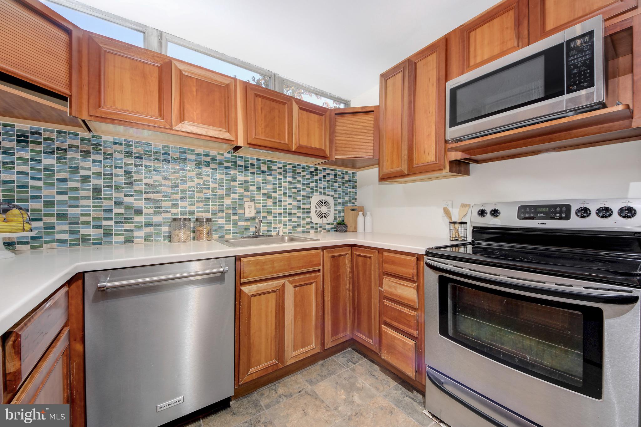 395 O Street Southwest Washington, DC 20024 - Photo 12 of 44 Mid-century style backsplash & clerestory windows