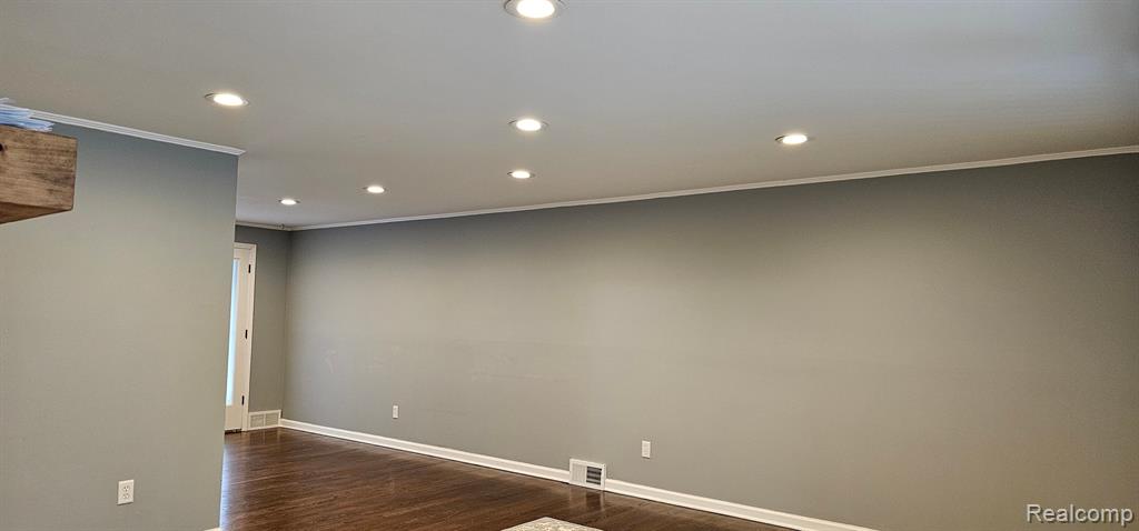 29604 Chelmsford Road Southfield, MI 48076 - Photo 4 of 27