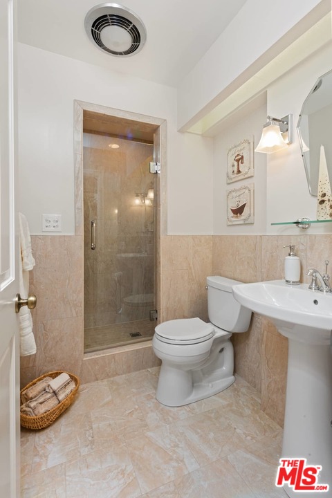 1020 Casiano Road Los Angeles, CA 90049 - Photo 22 of 31 a bathroom with a sink toilet and shower