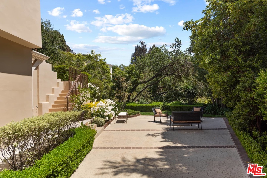 1020 Casiano Road Los Angeles, CA 90049 - Photo 26 of 31 a view of outdoor space yard and patio