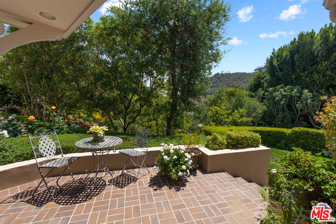 1020 Casiano Road Los Angeles, CA 90049 - Photo 29 of 31 a view of a garden with patio