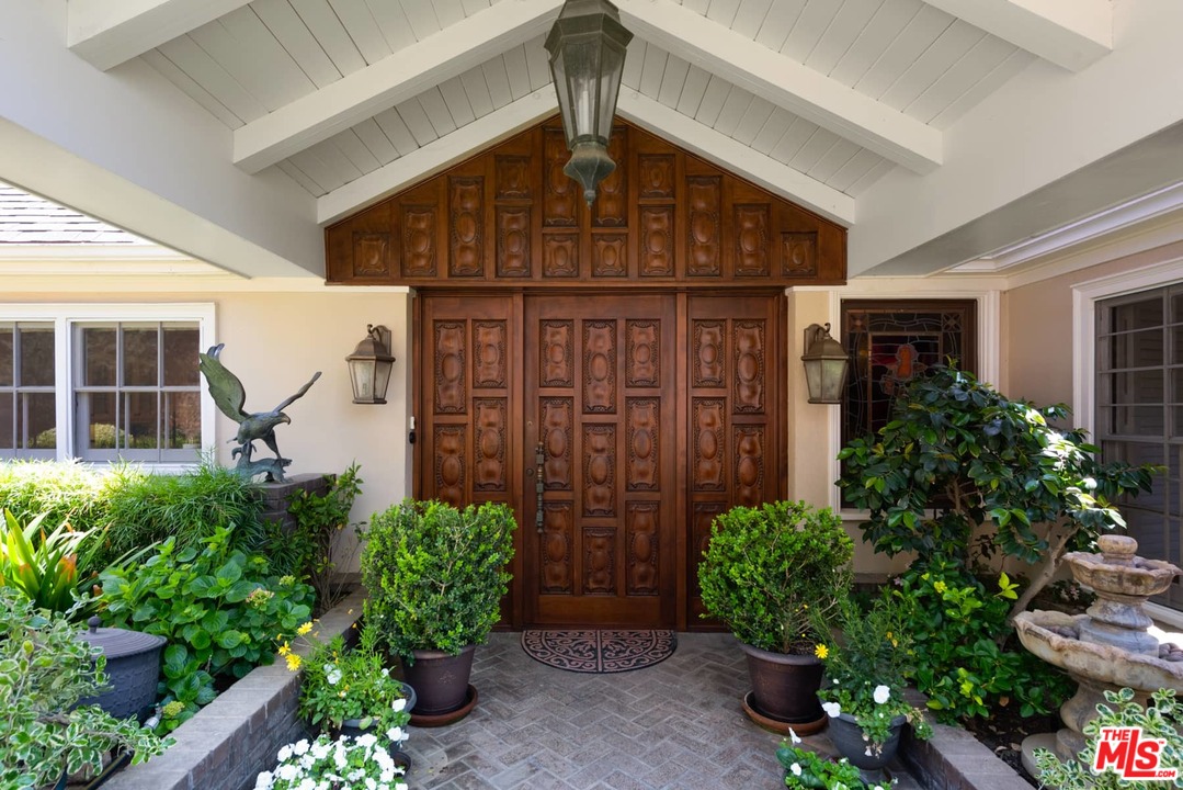 1020 Casiano Road Los Angeles, CA 90049 - Photo 4 of 31 front view of a house