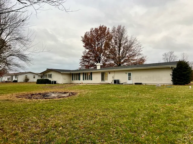 $270,000 | 106 Lakeview Drive, Gibson City, IL 60936