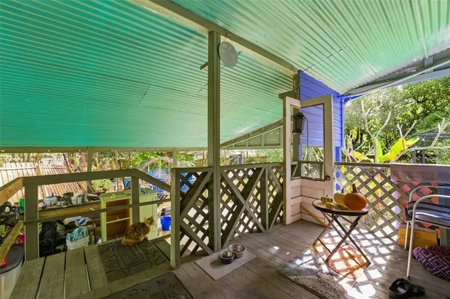 a view of a backyard