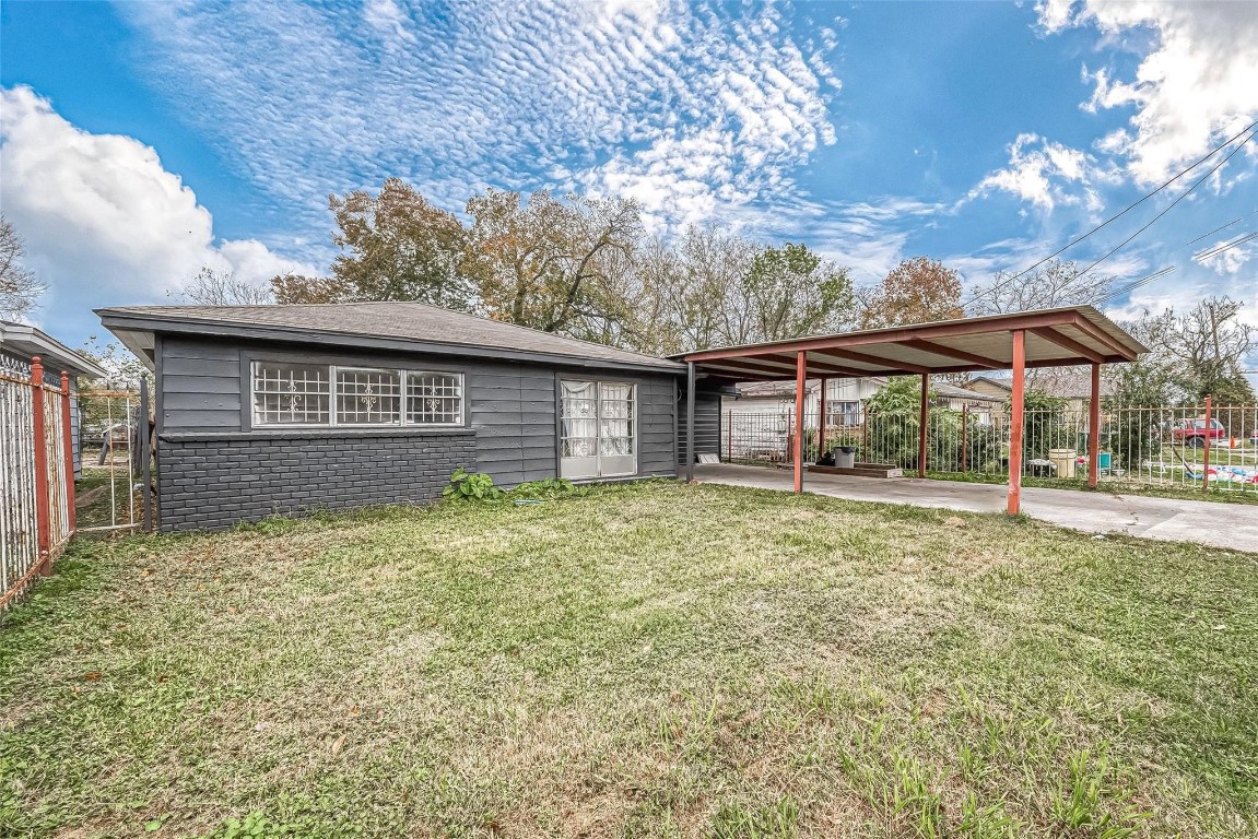 6718 Madrid Street Houston, TX 77021 - Photo 2 of 26 a view of a house with a yard