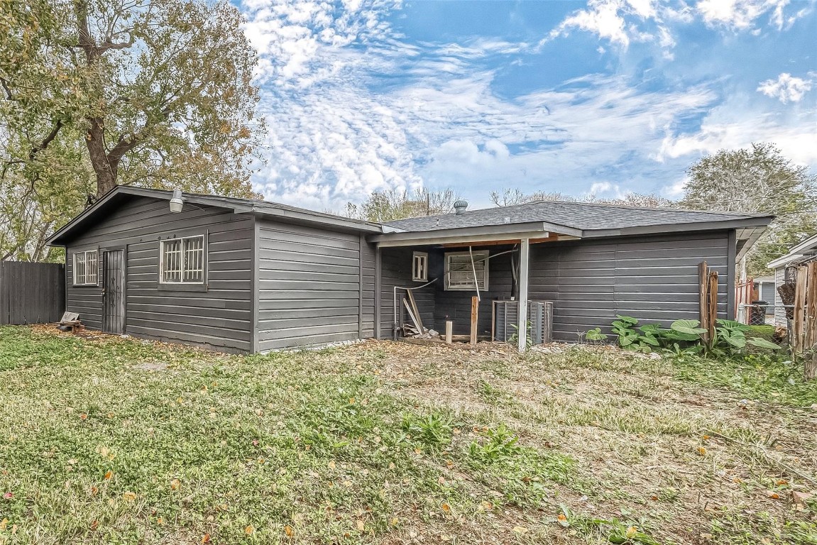 6718 Madrid Street Houston, TX 77021 - Photo 25 of 26 a backyard of a house with large trees