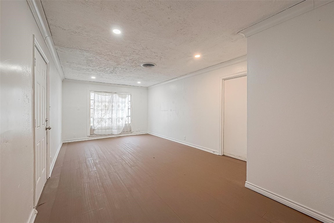 6718 Madrid Street Houston, TX 77021 - Photo 10 of 26 an empty room with windows and closet