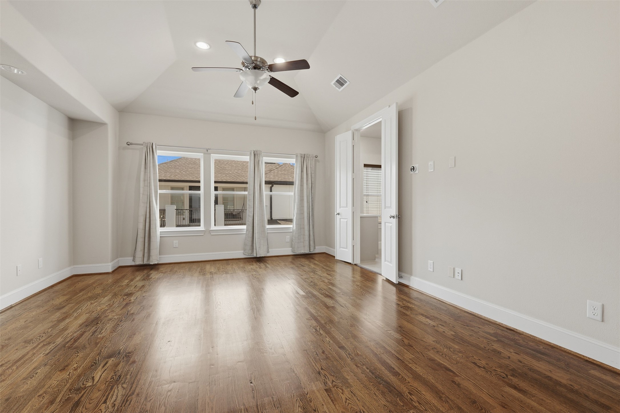 2707 Cohn Trails Lane Houston, TX 77007 - Photo 28 of 42 Primary bedroom with vaulted ceilings and plenty of room for a king sized bed