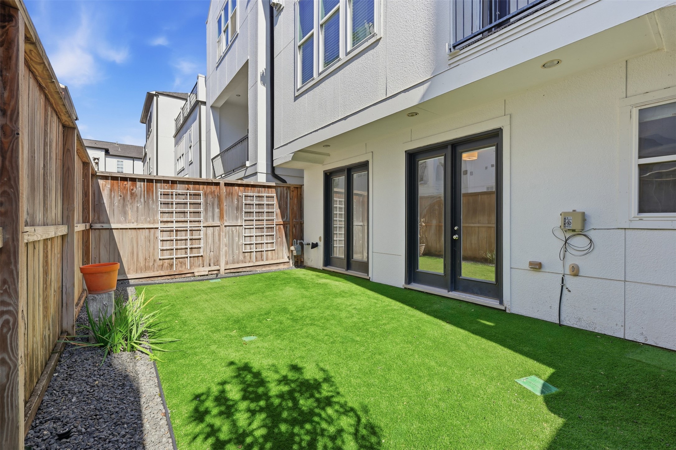 2707 Cohn Trails Lane Houston, TX 77007 - Photo 3 of 42 Gorgeous turfed backyard low maintenance and spacious