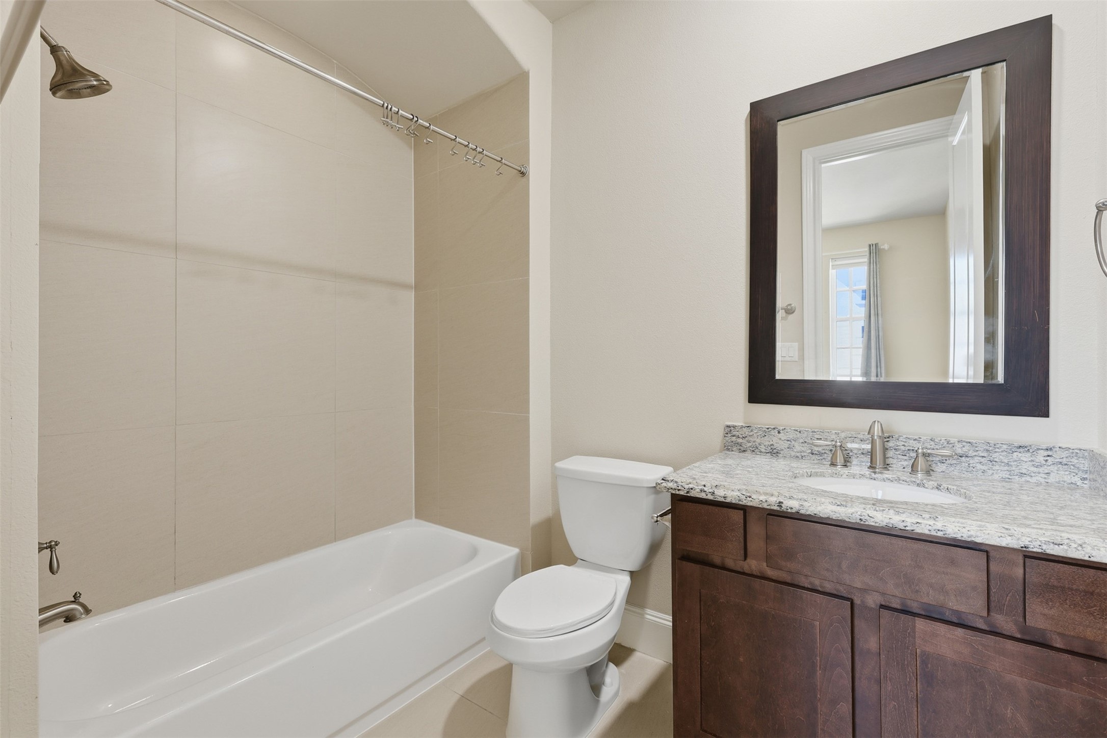 2707 Cohn Trails Lane Houston, TX 77007 - Photo 36 of 42 Full bath for secondary bedroom