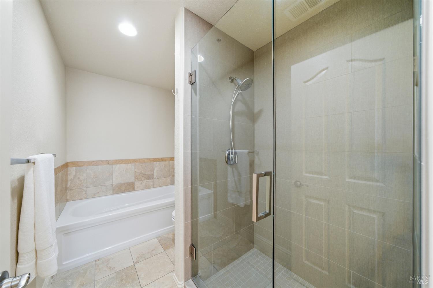 191 Johnson Street Windsor, CA 95492 - Photo 21 of 34 a bathroom with a shower and a bath tub