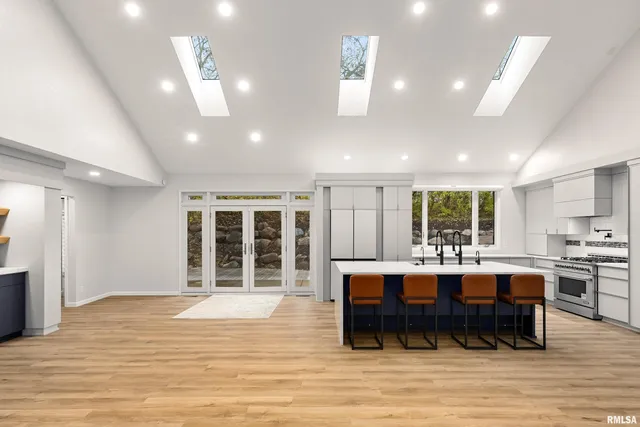 $829,900 | 2211 Sheridan Road, Pekin, IL 61554