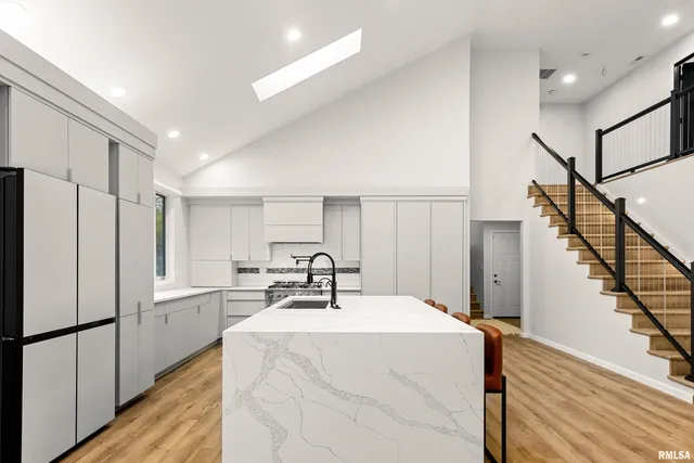 $829,900 | 2211 Sheridan Road, Pekin, IL 61554