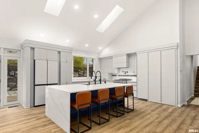 $829,900 | 2211 Sheridan Road, Pekin, IL 61554