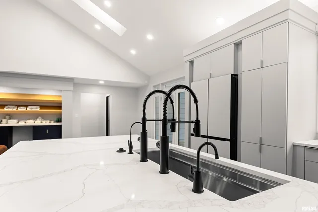 $829,900 | 2211 Sheridan Road, Pekin, IL 61554