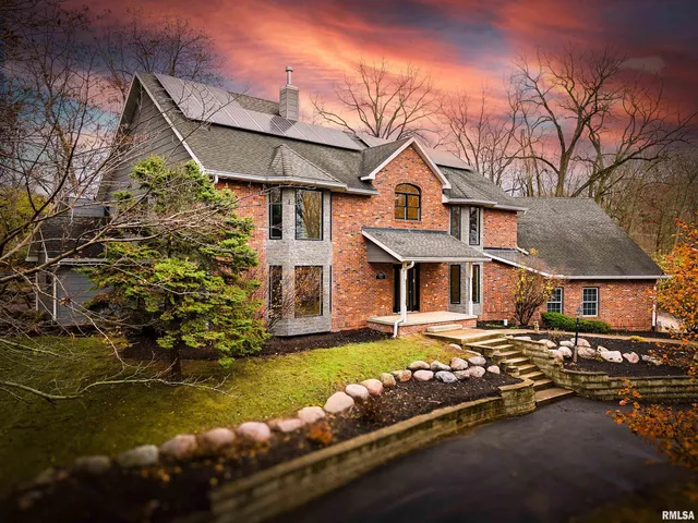 $829,900 | 2211 Sheridan Road, Pekin, IL 61554