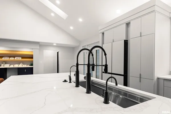 $799,000 | 2211 Sheridan Road, Pekin, IL 61554