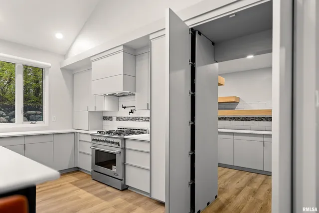 $829,900 | 2211 Sheridan Road, Pekin, IL 61554