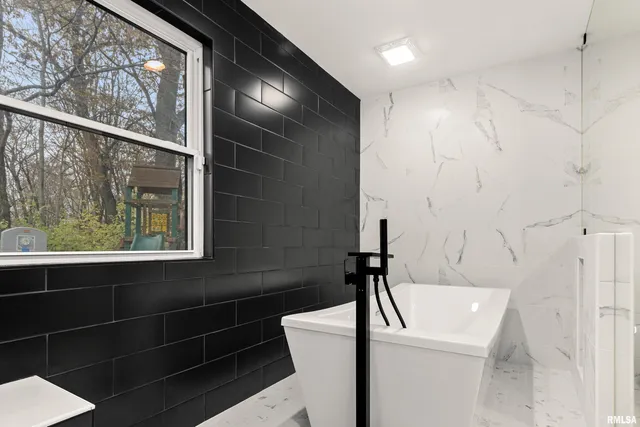 $829,900 | 2211 Sheridan Road, Pekin, IL 61554