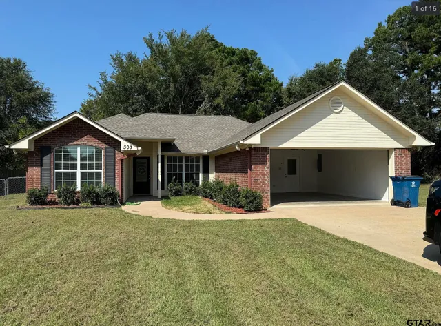 $1,800 | 303 Kenneth Street, Chandler, TX 75758