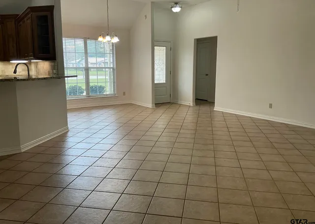 $1,800 | 303 Kenneth Street, Chandler, TX 75758