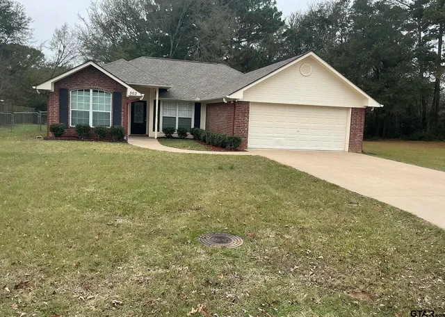 $1,800 | 303 Kenneth Street, Chandler, TX 75758