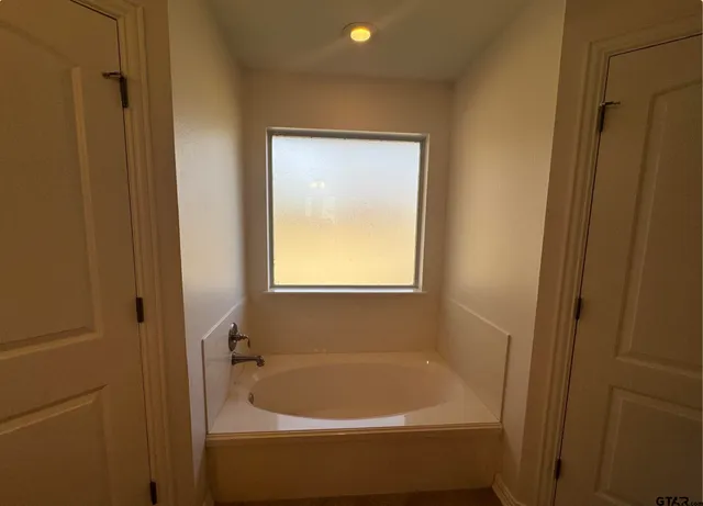 $1,700 | 303 Kenneth Street, Chandler, TX 75758