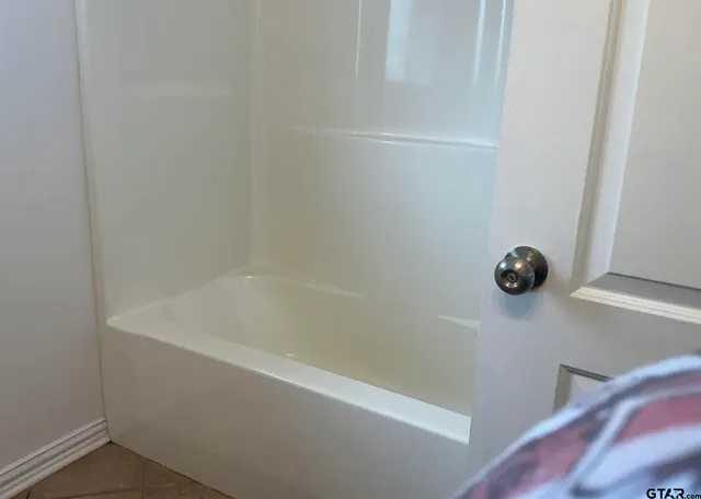 $1,800 | 303 Kenneth Street, Chandler, TX 75758