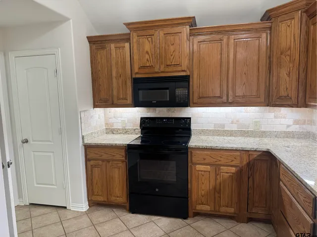 $1,700 | 303 Kenneth Street, Chandler, TX 75758