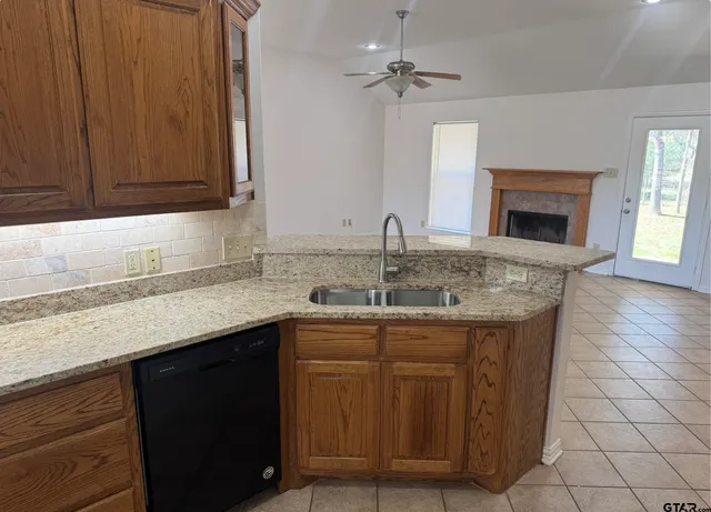 $1,700 | 303 Kenneth Street, Chandler, TX 75758