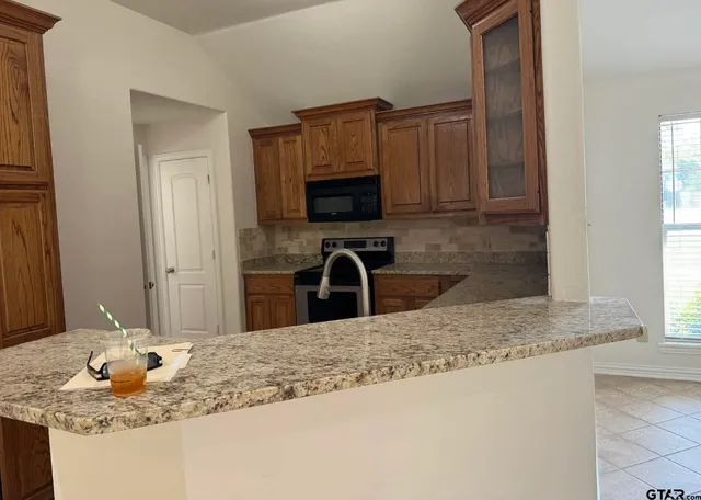 $1,800 | 303 Kenneth Street, Chandler, TX 75758