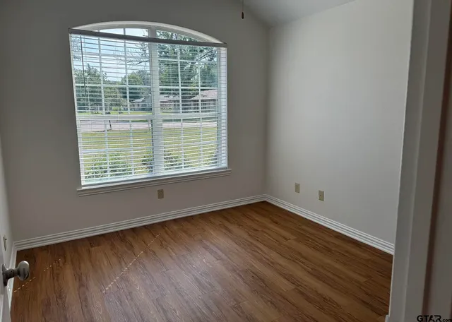 $1,800 | 303 Kenneth Street, Chandler, TX 75758