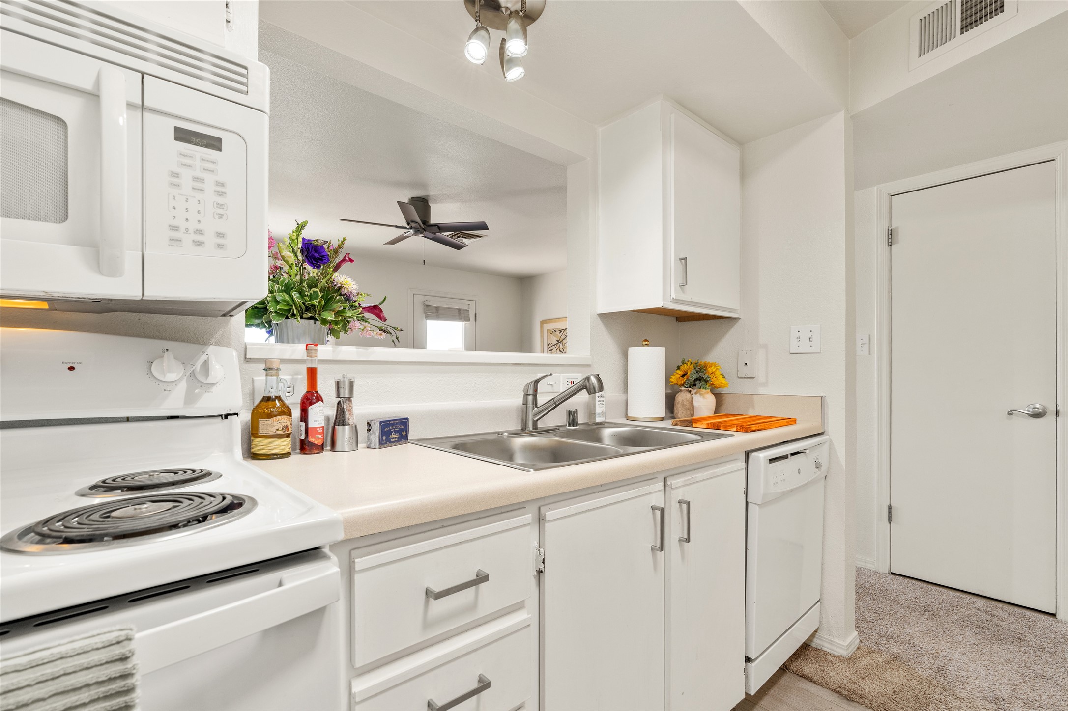 2210 Miguel Chavez Road, Unit 1423 Santa Fe, NM 87505 - Photo 13 of 26 kitchen3