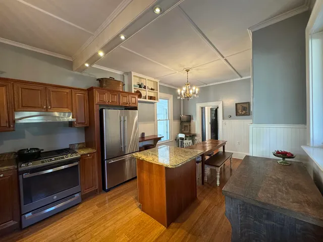 $815,000 | 887 Chestnut Street, Manchester, NH 03104