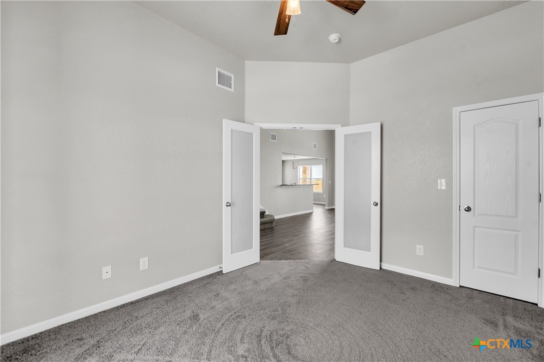 215 Overlook Trail Copperas Cove, TX 76522 - Photo 17 of 36 an empty room with windows and cabinet